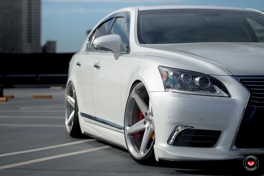 Детали экстерьера Lexus LS460 on Vossen Wheels (CG-201) 2016 года  (фото 10 из 21)